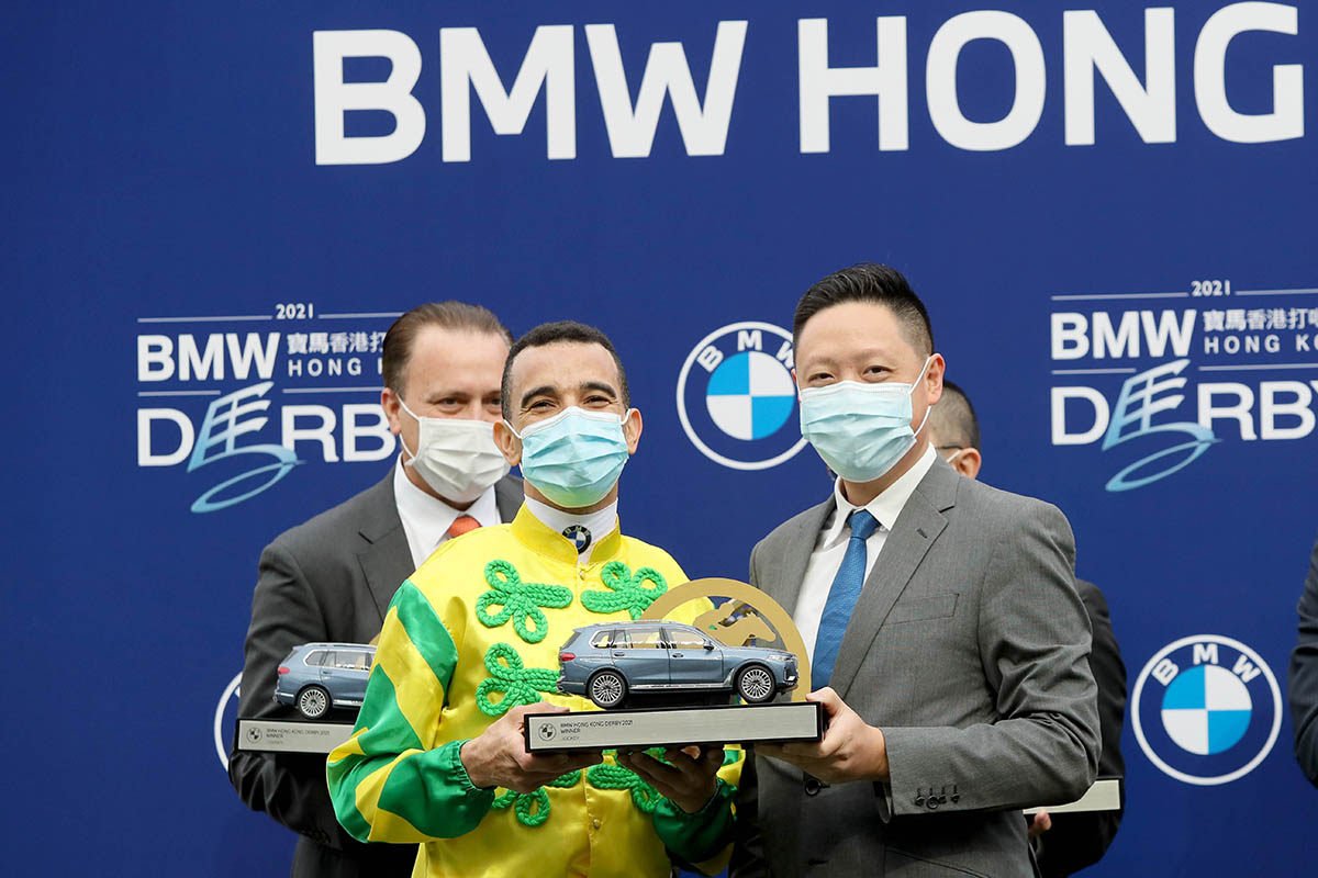 寶馬汽車（香港）有限公司香港及澳門董事總經理梁健燊先生頒發紀念品予「達心星」的騎師莫雷拉。