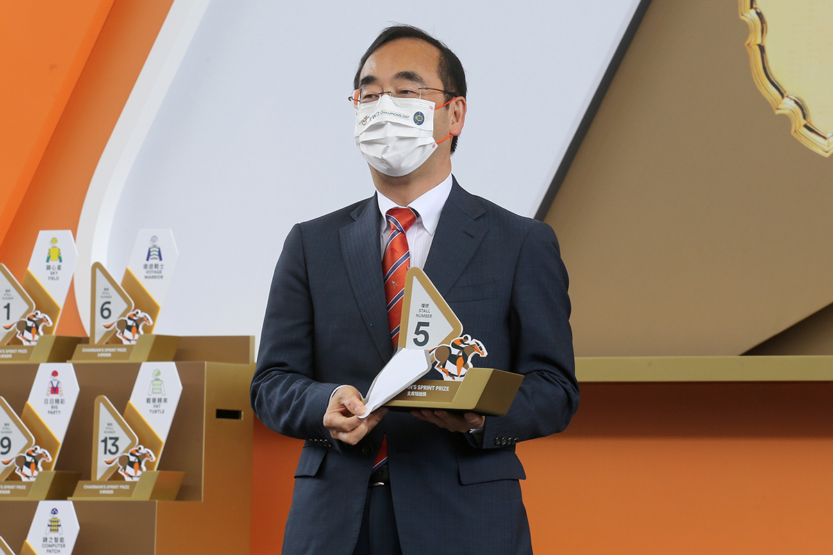 日本駐香港總領事館大使兼總領事和田充廣先生代表日本參賽馬「野田重擊」抽得第5檔。