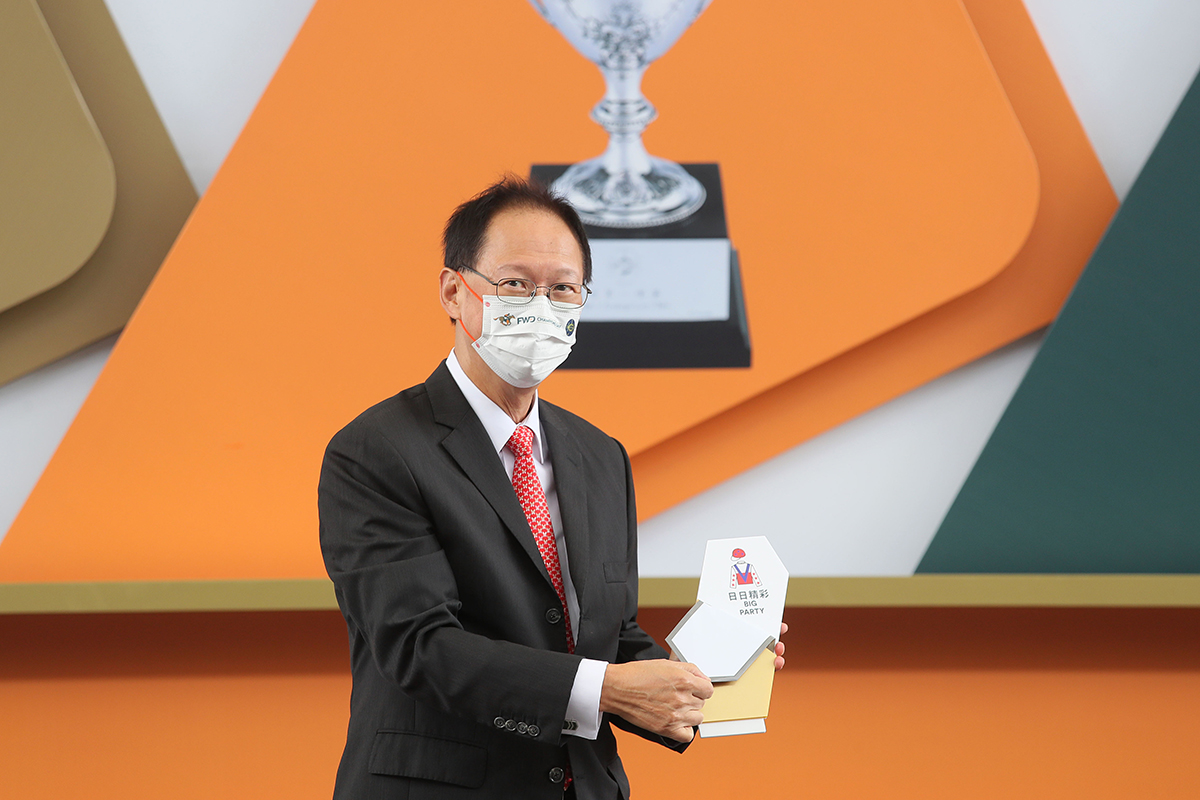 馬會主席陳南祿先生啟動主席短途獎的排位抽籤程序，抽出首匹進行排位的參賽馬。