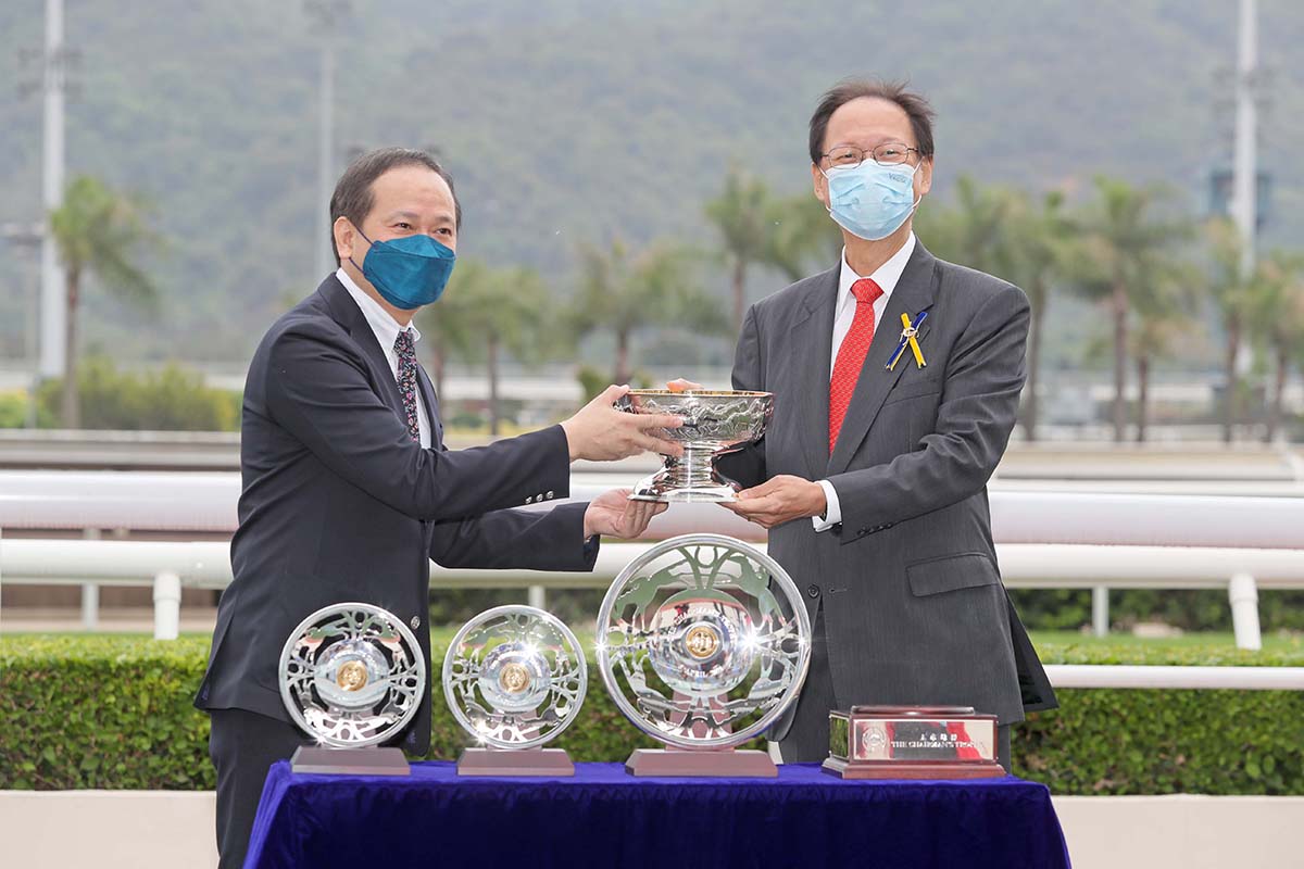 馬會主席陳南祿將主席錦標冠軍獎盃及銀碟頒予「高大威猛」的馬主李明安。