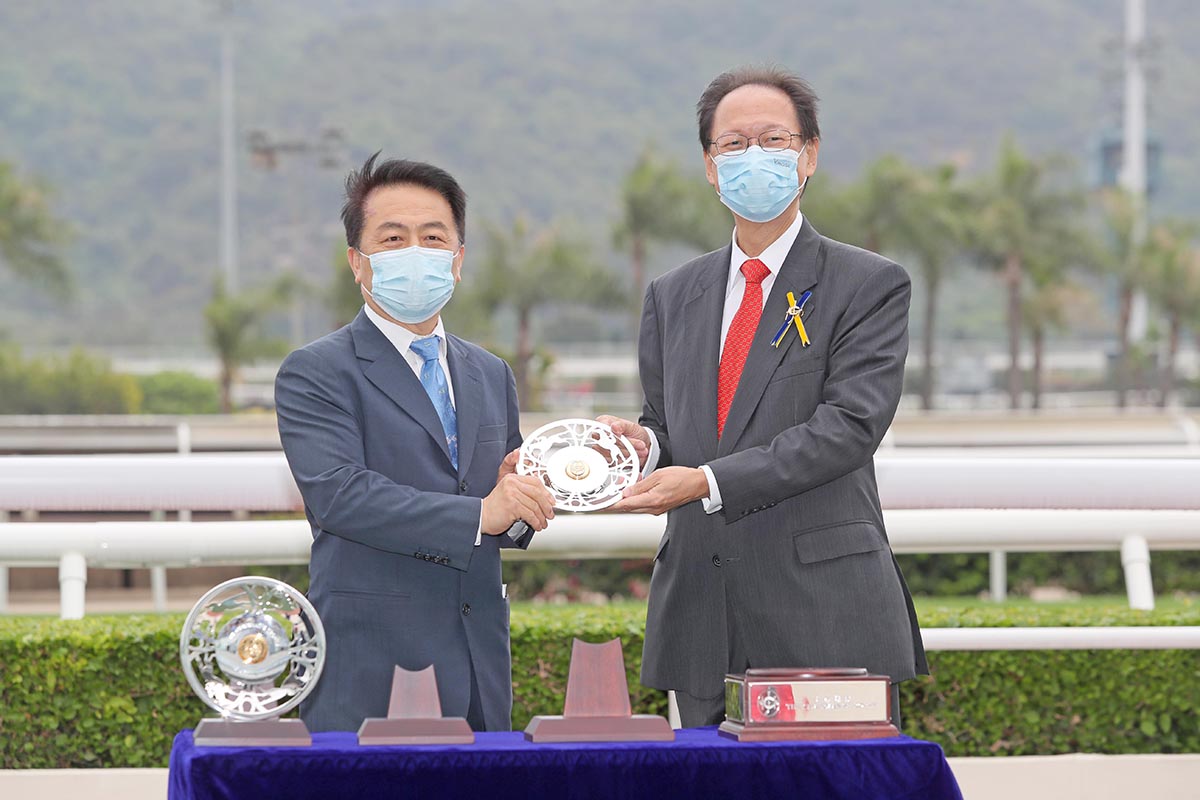 馬會主席陳南祿將主席錦標冠軍獎盃及銀碟頒予「高大威猛」的練馬師姚本輝及騎師郭能。
