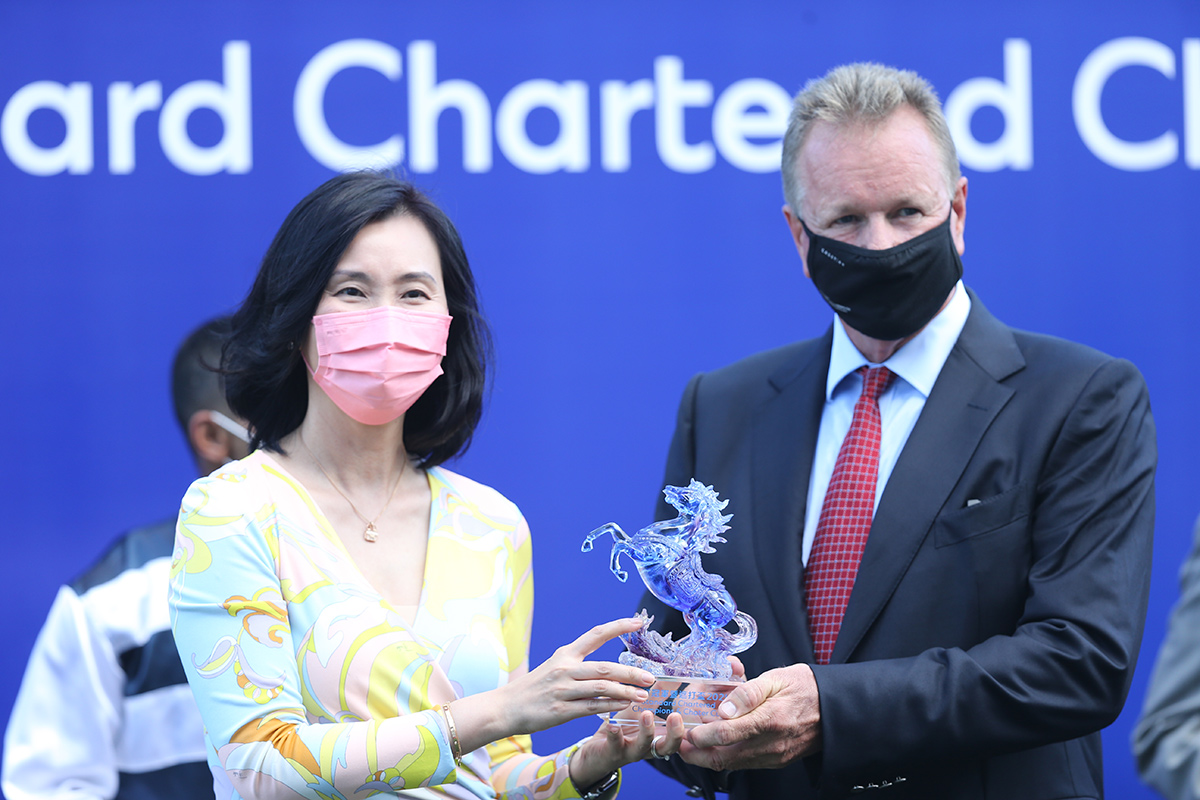 渣打銀行香港區行政總裁禤惠儀（左）頒發紀念品予練馬師苗禮德。