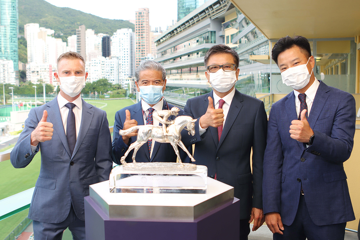 馬主及幕後團隊慶祝「時時精綵」榮膺香港馬王。