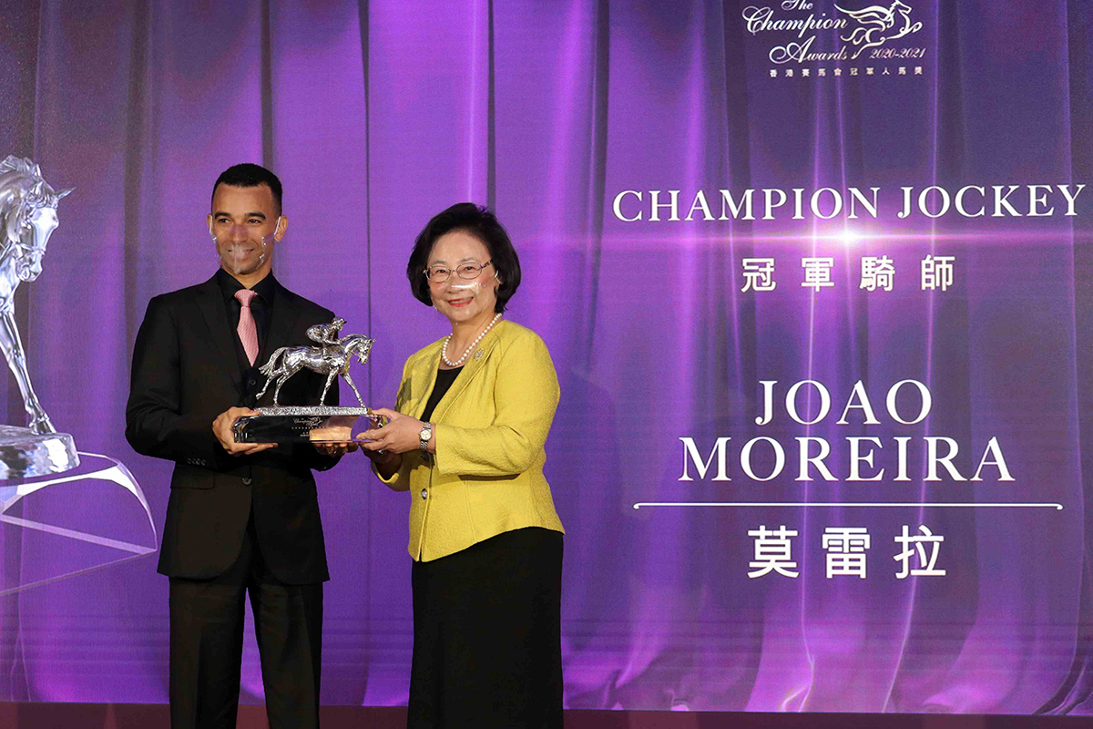 香港賽馬會董事梁高美懿女士頒發冠軍騎師獎座予莫雷拉。