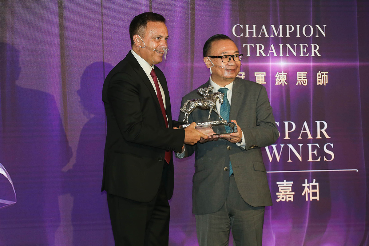 香港賽馬會董事廖長江先生頒發冠軍練馬師獎座予方嘉柏。