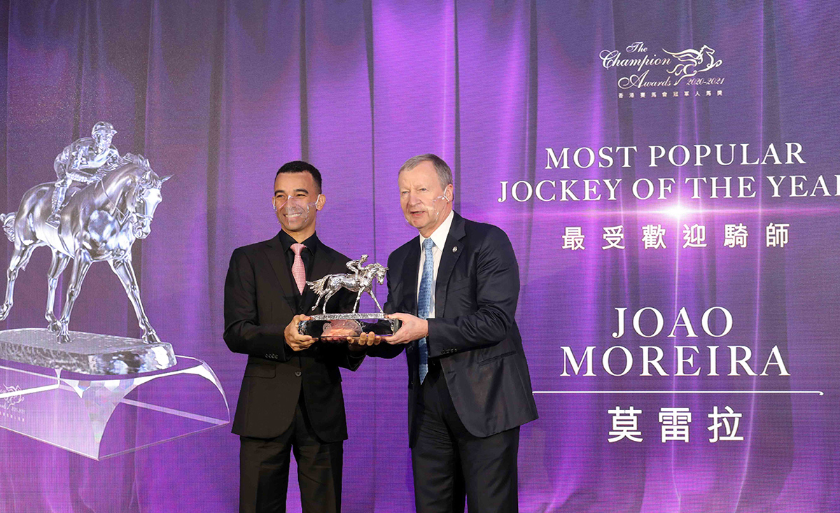香港賽馬會行政總裁應家柏先生頒發最受歡迎騎師獎座予莫雷拉。