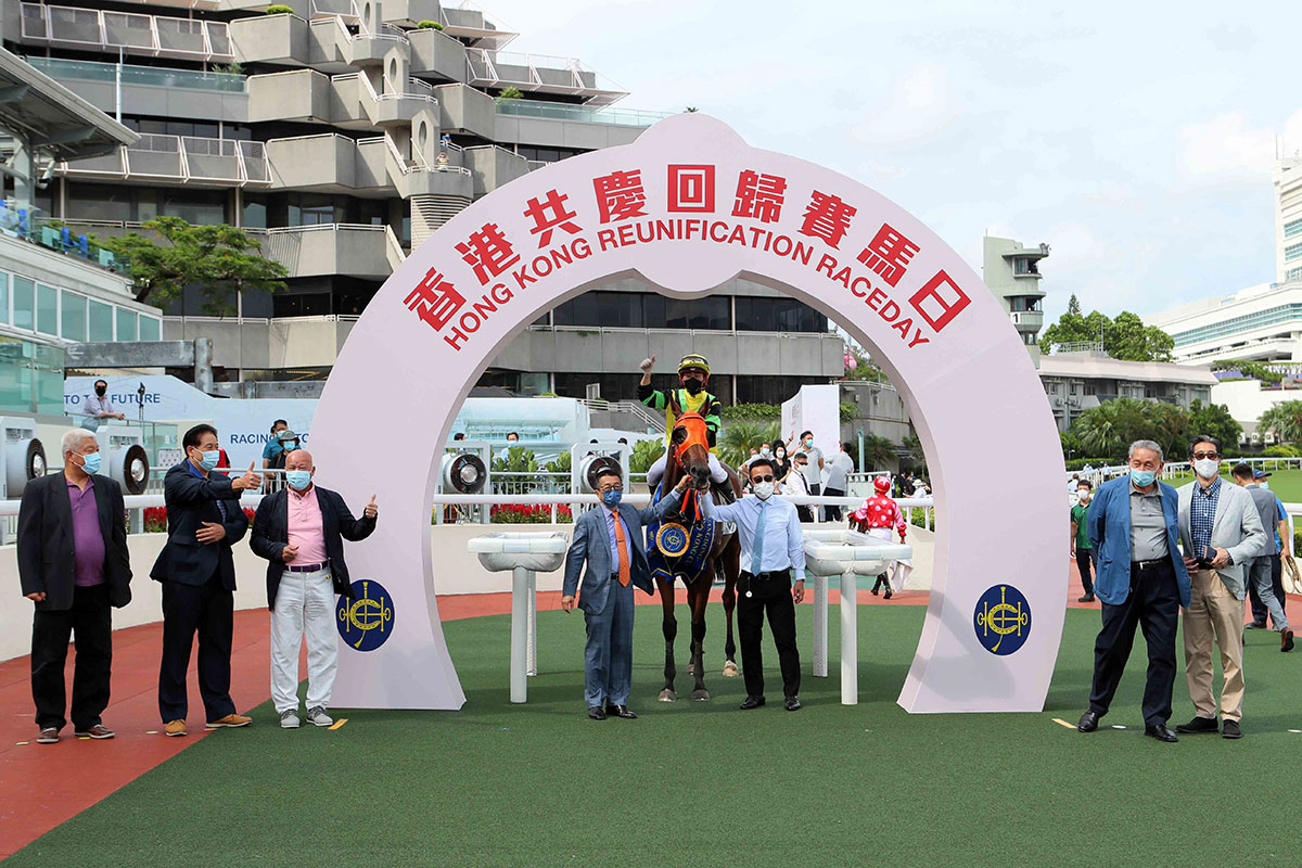 「皇龍司令」的馬主及騎練在「粵港盃」賽後於凱旋門祝捷。