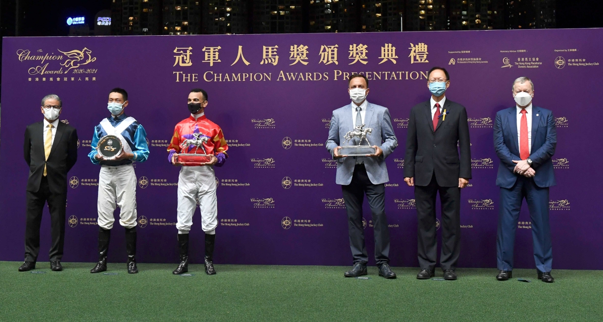 出席嘉賓一同合照。右起:香港賽馬會行政總裁應家柏、香港賽馬會主席陳南祿、2020/21冠軍練馬師方嘉柏、2020/21冠軍騎師莫雷拉、2020/21告東尼獎得主何澤堯及練馬師告東尼。