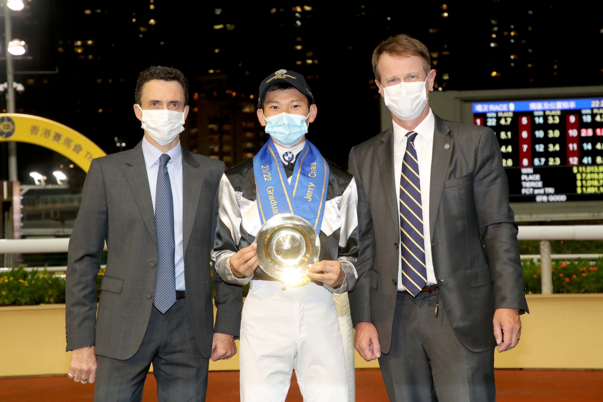 香港賽馬會賽馬事務執行總監夏定安、周俊樂導師韋達及周俊樂於畢業禮上合照。