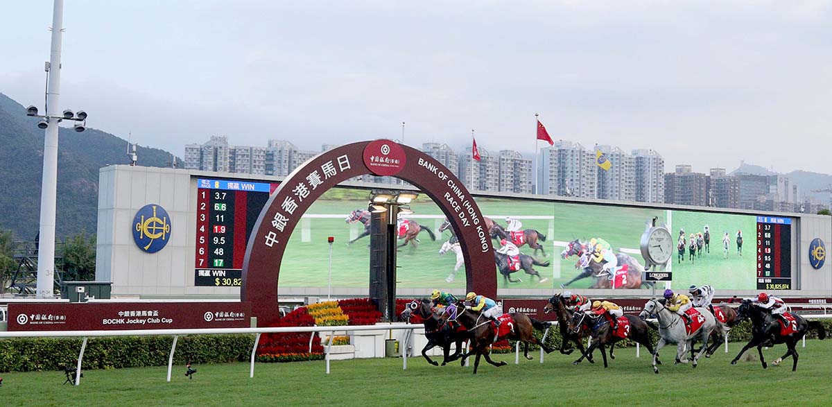 中銀香港馬會盃今日在沙田馬場舉行，由羅富全訓練、梁家俊策騎的「精神威」，勝出此場途程2000米的國際二級賽。