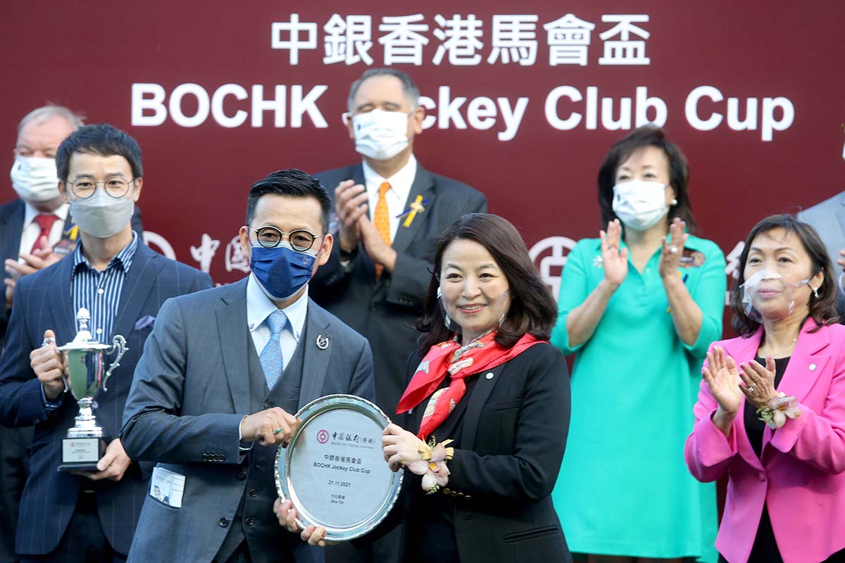 中國銀行（香港）個人數字金融產品部總經理盧慧敏頒發紀念銀碟予練馬師羅富全。