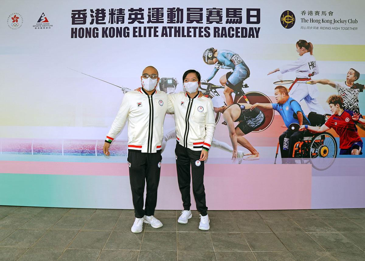 取得2020年東京殘疾人奧運會參賽資格的馬會殘疾人馬術隊成員謝佩婷 (右) 和曾靝賜 (左)。