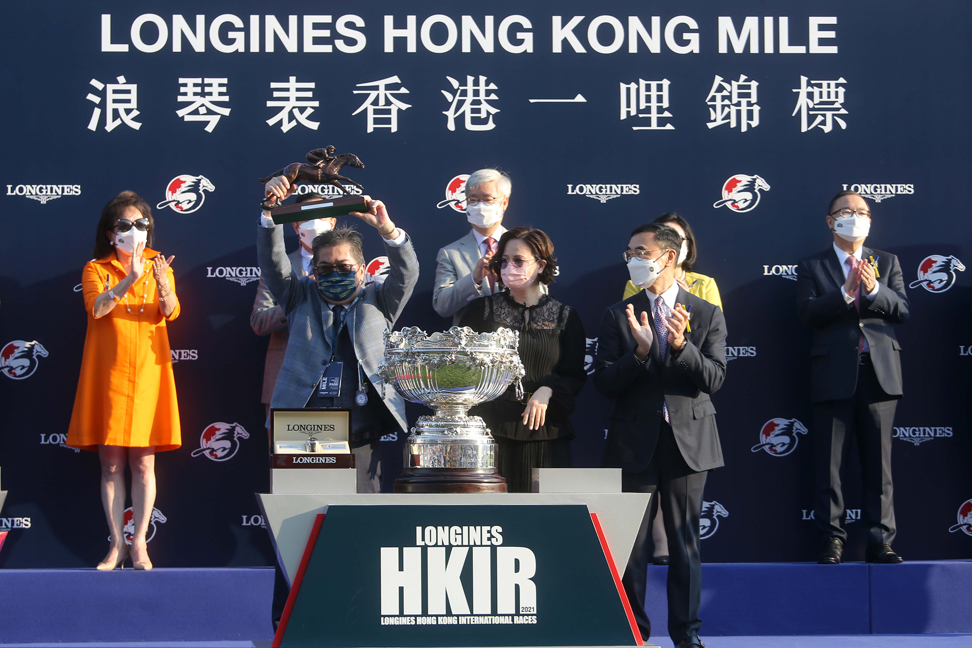 「金鎗六十」的馬主陳家樑獲贈浪琴表香港一哩錦標獎盃。