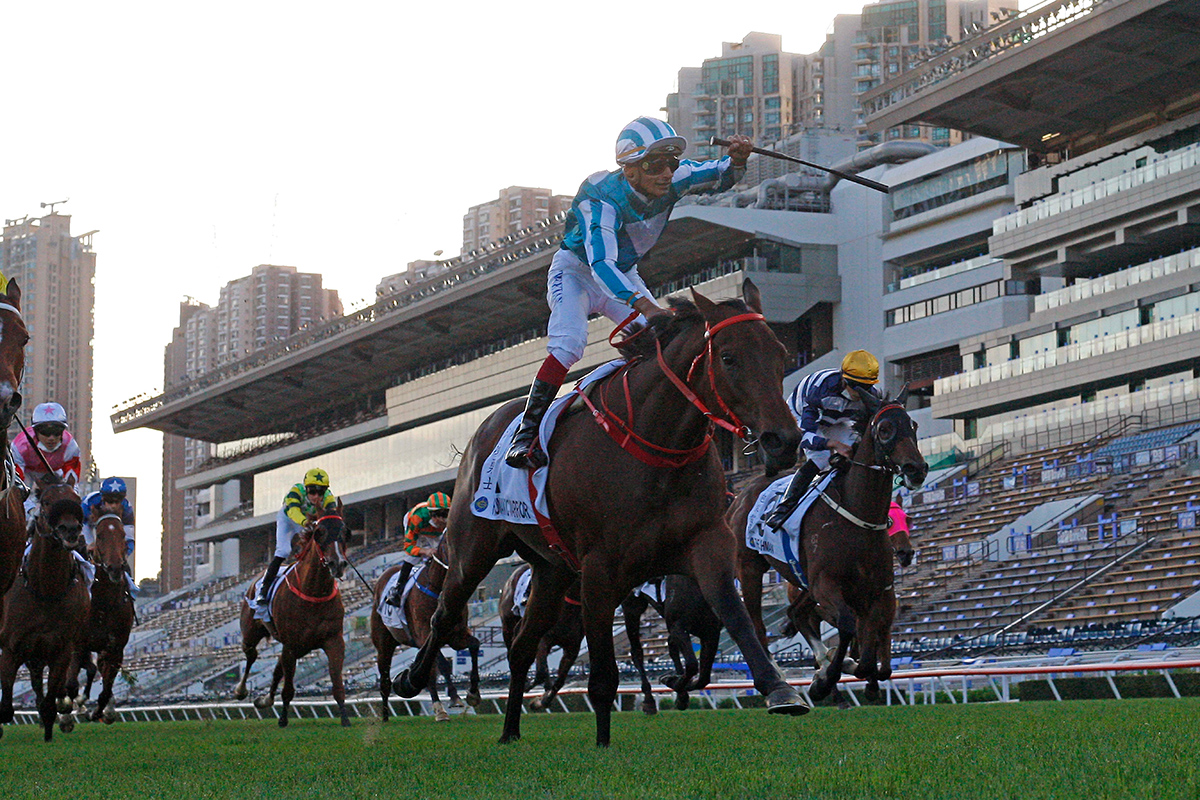 由沈集成訓練的「浪漫勇士」，今日在田泰安策騎下勝出今日在沙田馬場舉行的四歲馬經典賽事系列首關香港經典一哩賽（1600米）。