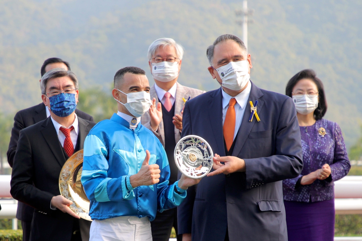 香港賽馬會董事黃嘉純先生頒發獎盃予頭馬「八仟師」的馬主霍玉堂先生 (圖 5)、以及銀碟予練馬師羅富全(圖 6)和騎師莫雷拉(圖 7)。