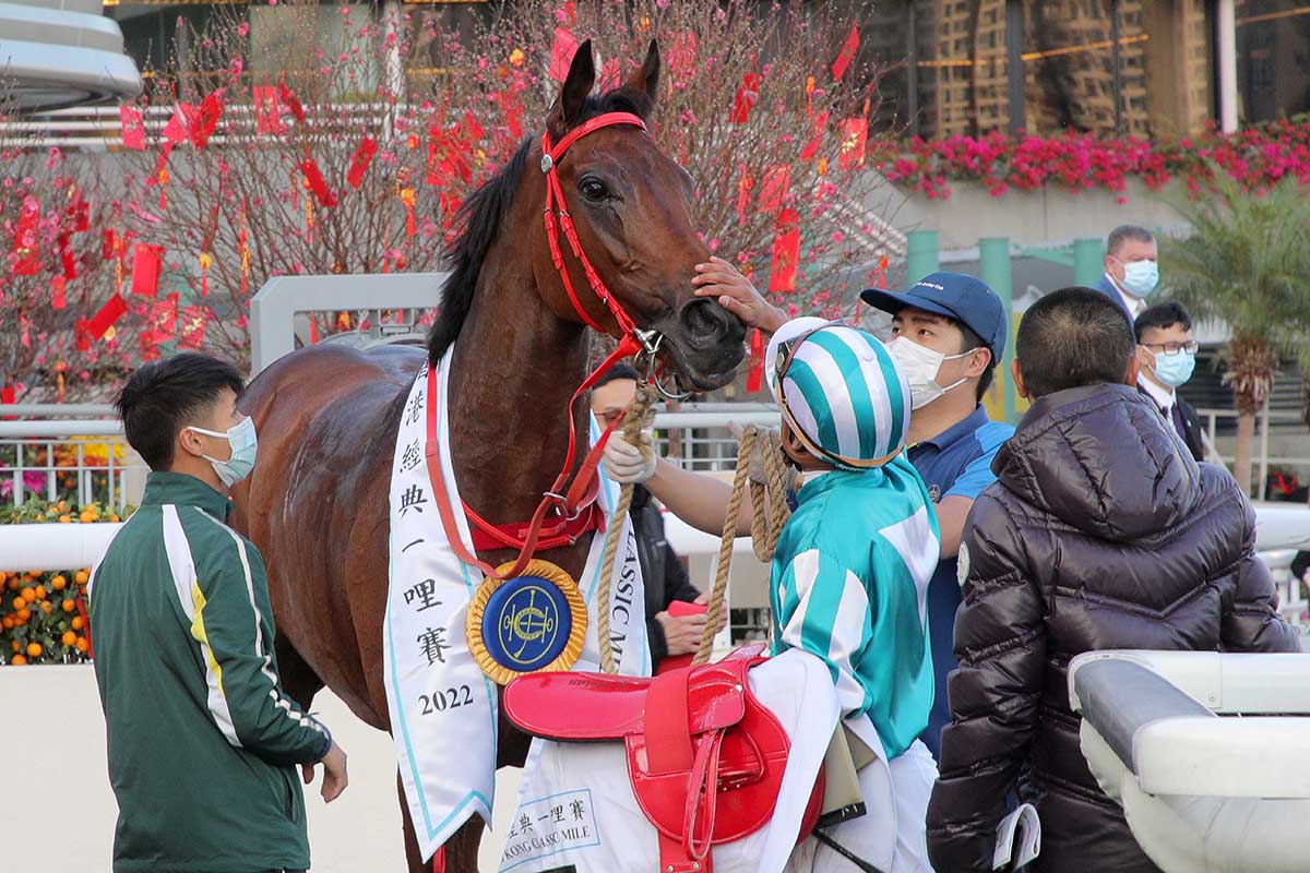 田泰安策騎「浪漫勇士」勝出香港經典一哩賽。