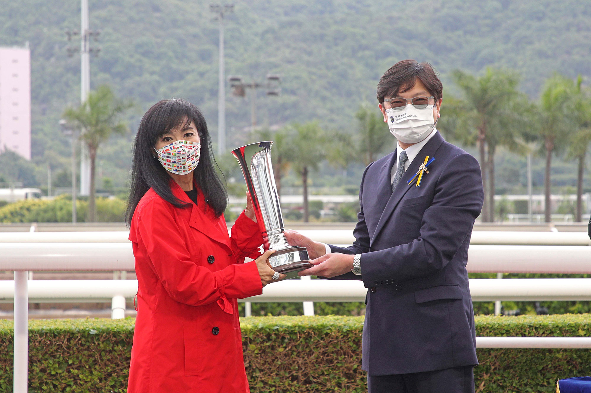 馬會董事陳衍里醫生將沙田銀瓶獎盃及紀念銀碟頒予「蟲草成名」的馬主嚴惠玲、練馬師高伯新及騎師巴度。