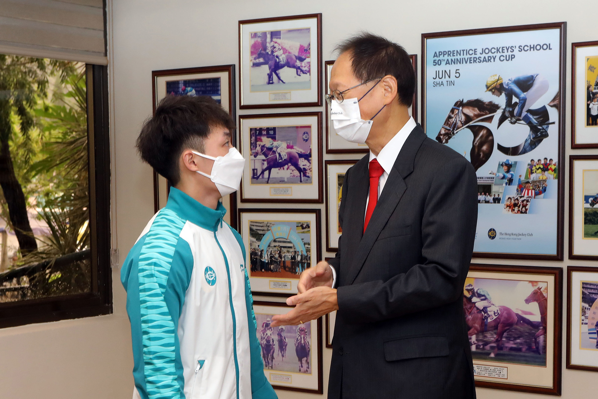 馬會主席陳南祿及行政總裁應家柏與學員交流互動。