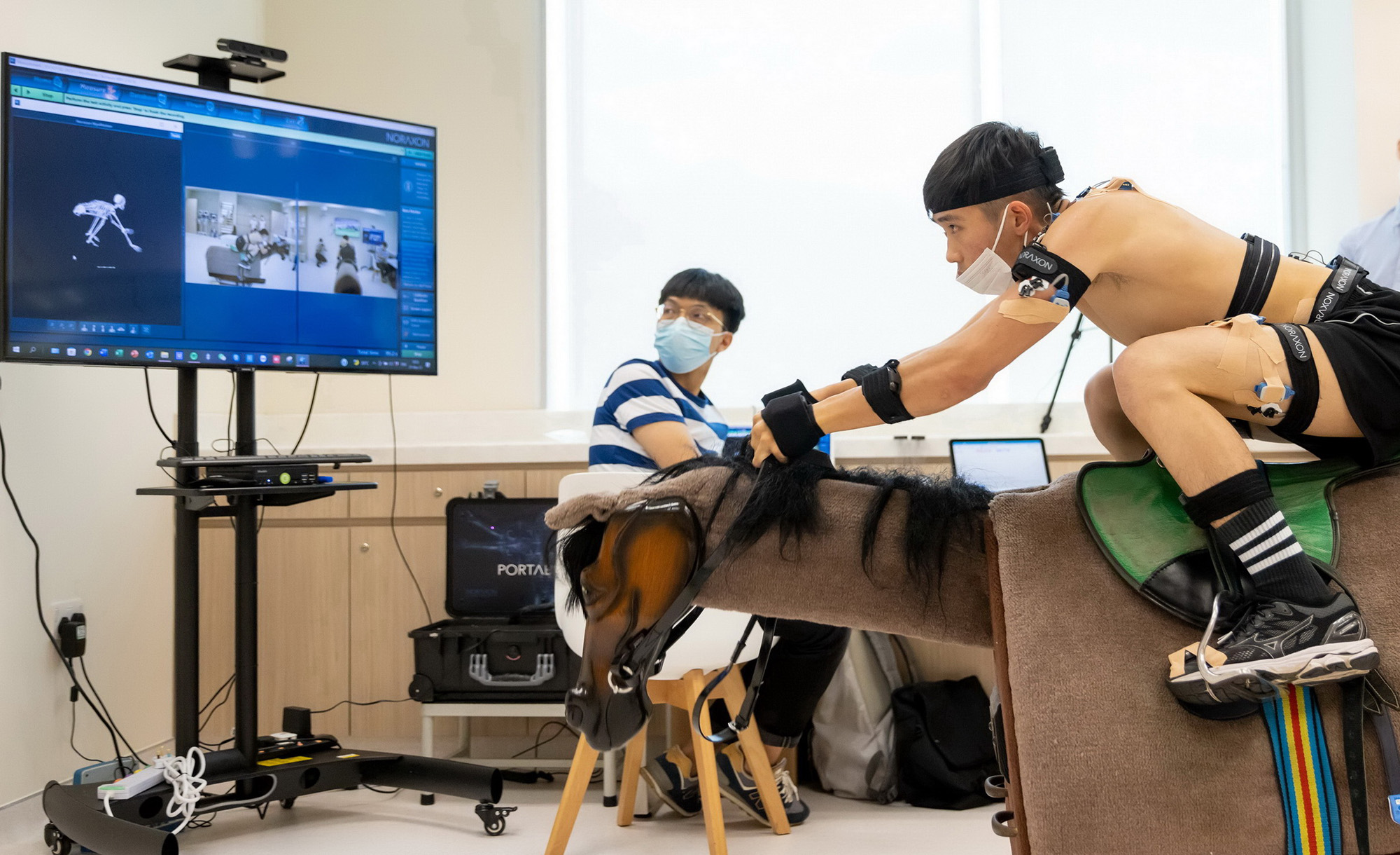 賽事見習學員透過香港運動醫學及科學學會的先進儀器，獲得訓練分析。