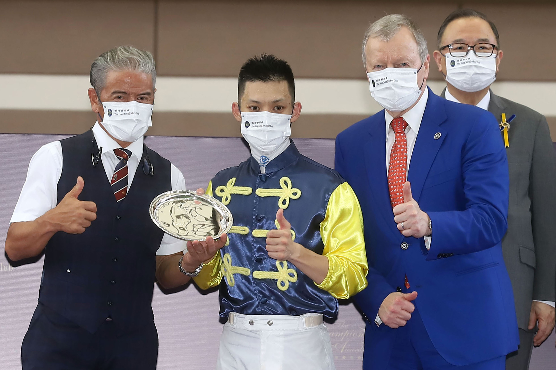 香港賽馬會行政總裁應家柏聯同練馬師告東尼，頒發「告東尼獎」予今季贏得最多頭馬的本地騎師蔡明紹。