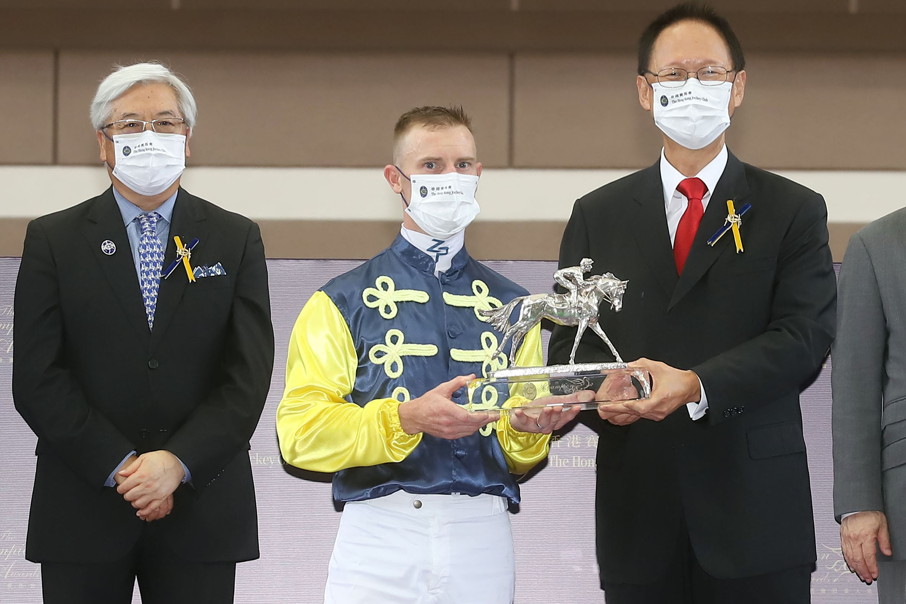 香港賽馬會主席陳南祿頒發冠軍騎師獎座予潘頓。