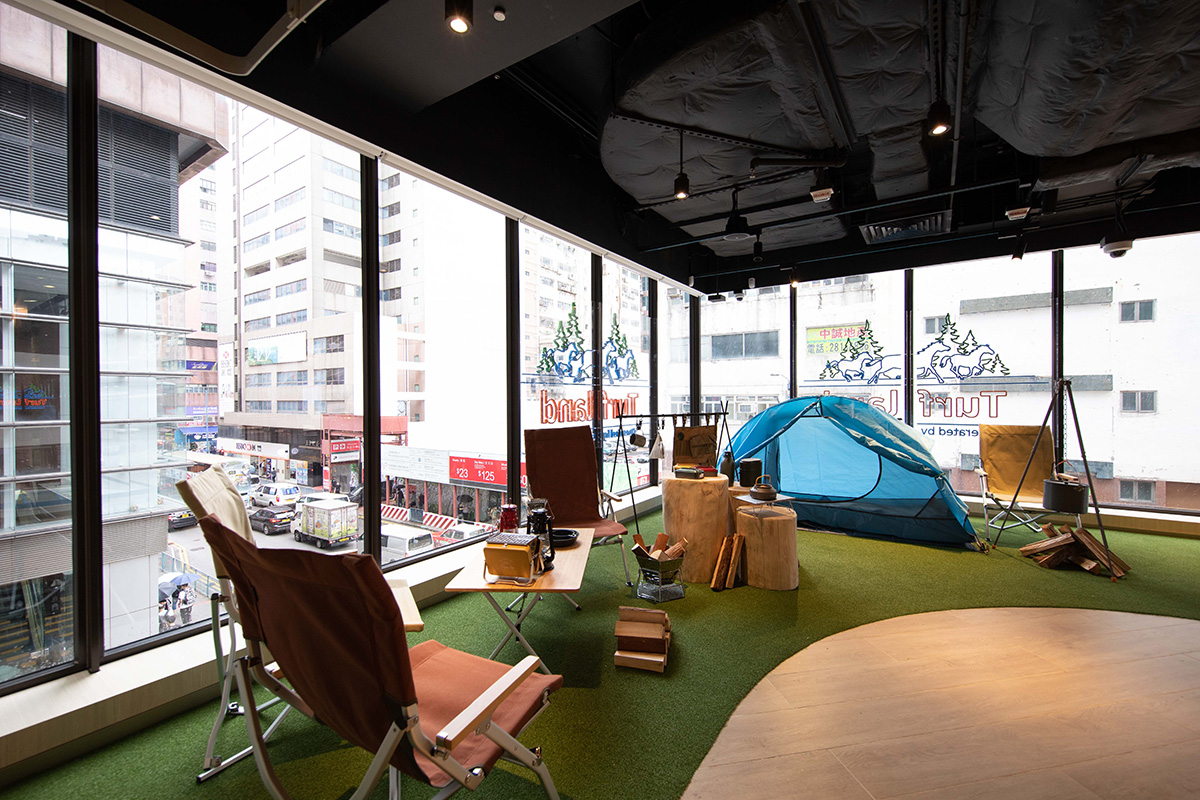 「Turfland」咖啡店以豪華露營為設計概念，配合綠意空間，打造「綠升級」的聚腳點。