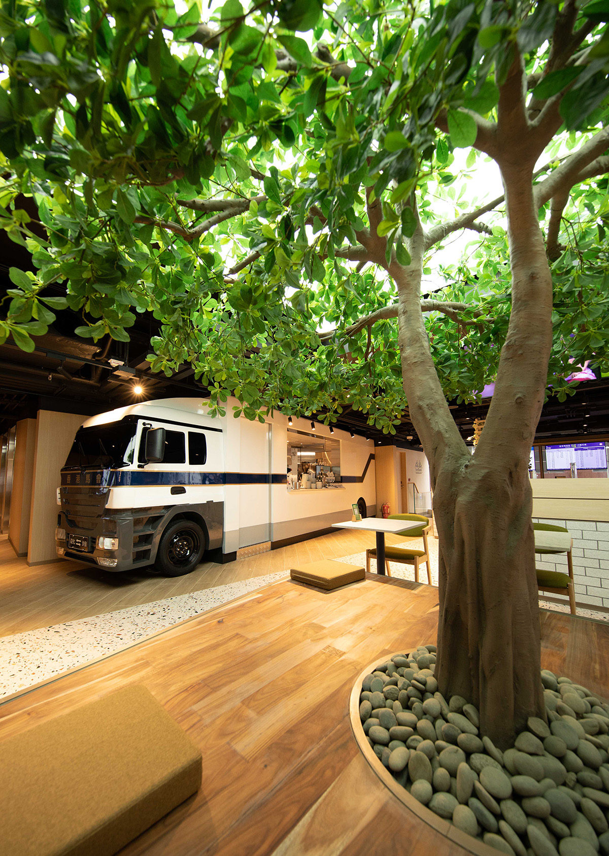 配合大型樹木裝飾等綠色元素，讓顧客感受大自然的氛圍。