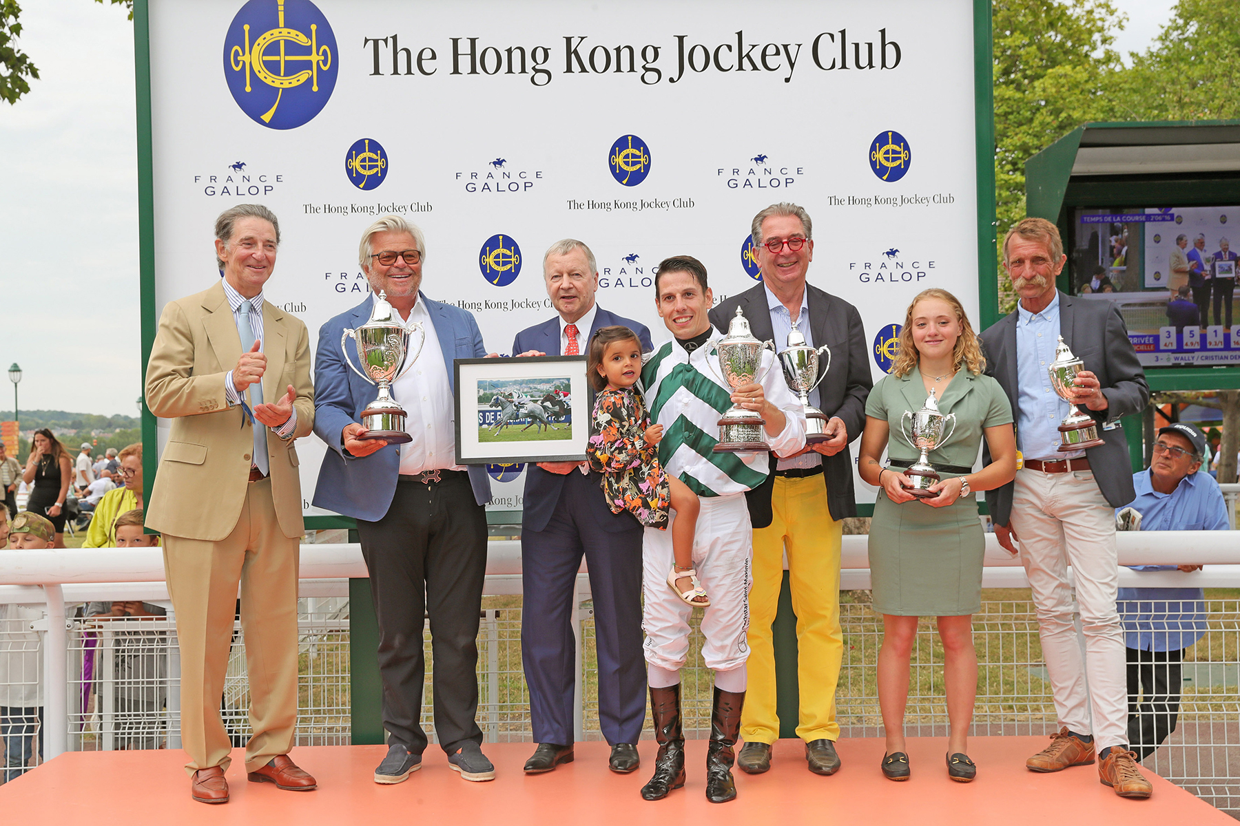香港賽馬會行政總裁應家柏（左三）頒發獎盃予香港賽馬會拜倫錦標頭馬「壯駒」的馬主及騎練後，與法國賽馬會主席Edouard De Rothschild（左一）、得勝馬主Jean-Pierre Barjon (左二)、練馬師盧傑 (右三)、騎師杜滿樂 (右四)、策騎員Céline Singery (右二)及育馬者Pierre Talvard (右一) 合照。