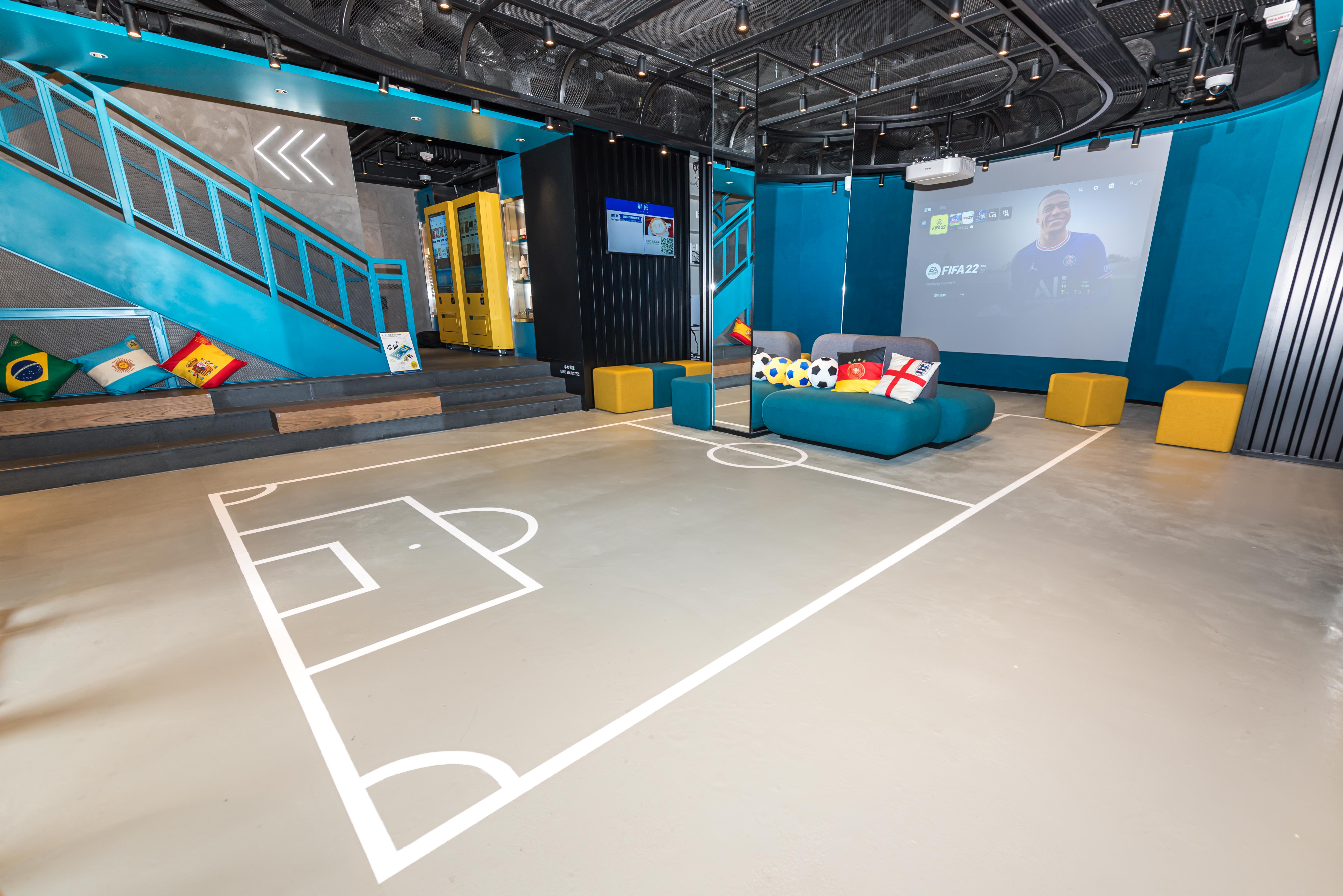 「波地」以足球場為設計靈感，為店舖注入足球及運動元素。