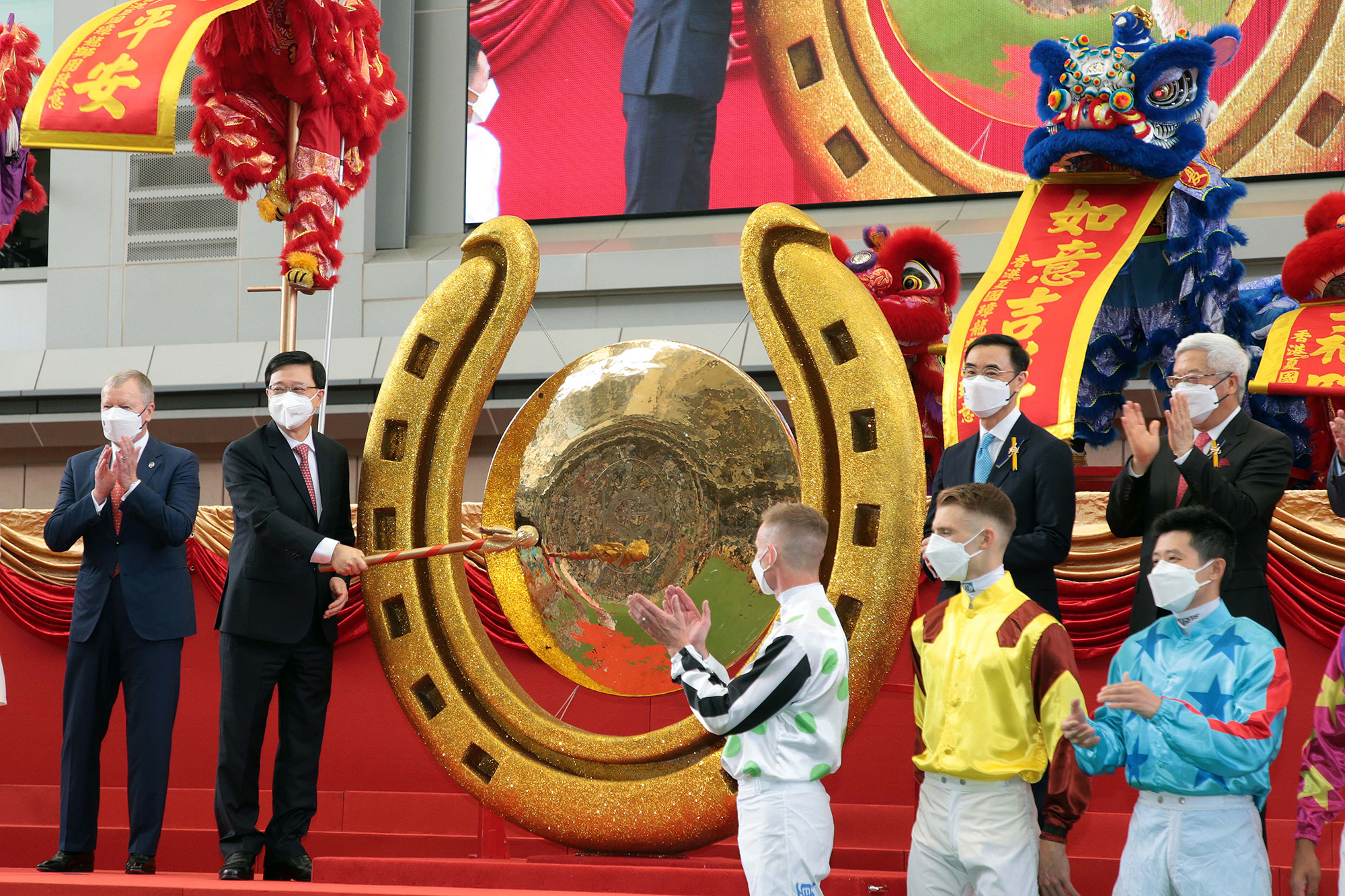 2022/2023馬季開鑼日開幕儀式於馬匹亮相圈舉行，中華人民共和國香港特別行政區行政長官李家超先生揮動大槌，敲響巨型銅鑼，標誌著新馬季展開。