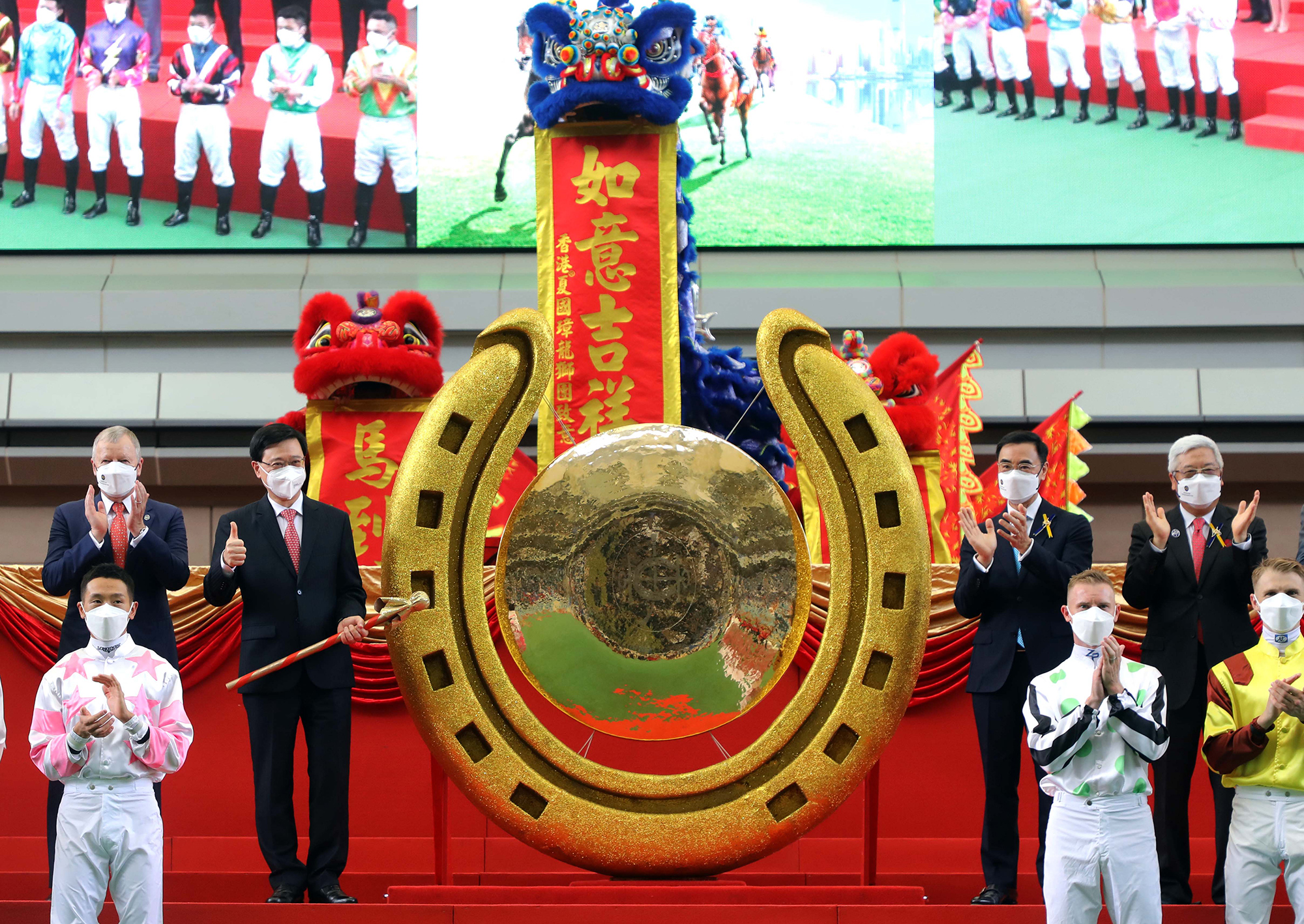 2022/2023馬季開鑼日開幕儀式於馬匹亮相圈舉行，中華人民共和國香港特別行政區行政長官李家超先生揮動大槌，敲響巨型銅鑼，標誌著新馬季展開。