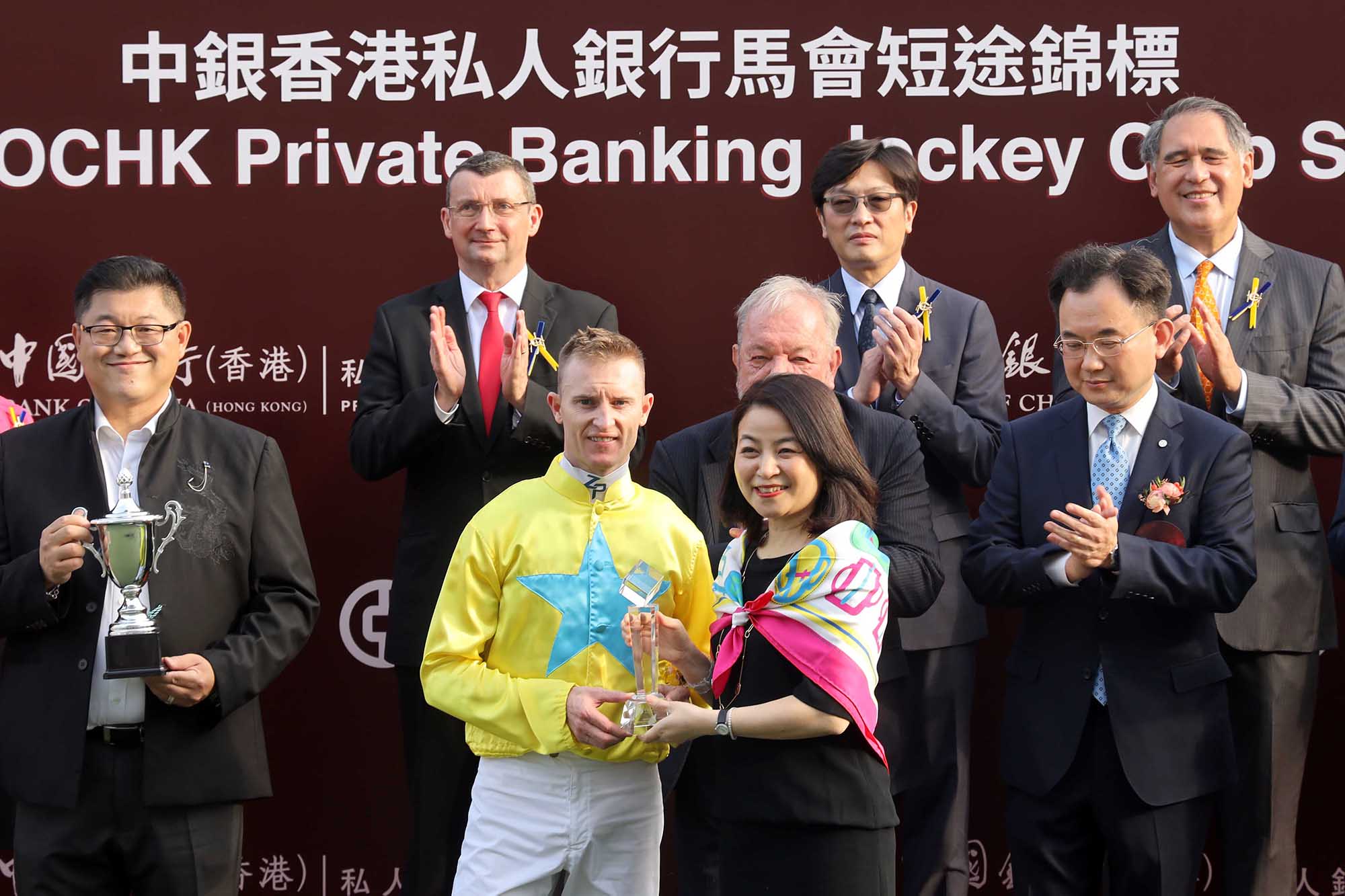 中國銀行（香港）有限公司個人數字金融產品部總經理盧慧敏頒發水晶獎座予「金鑽貴人」的騎師潘頓。