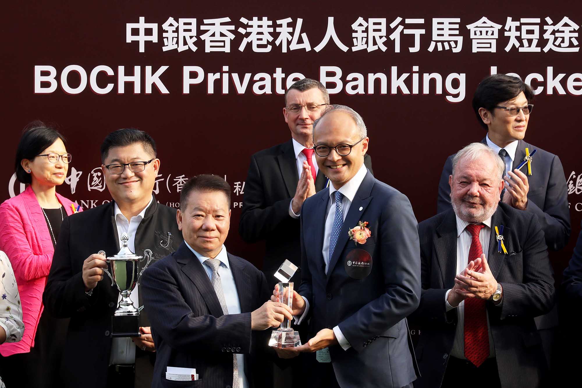中國銀行（香港）有限公司私人銀行總經理甘宇文頒發水晶獎座予「金鑽貴人」的練馬師文家良。
