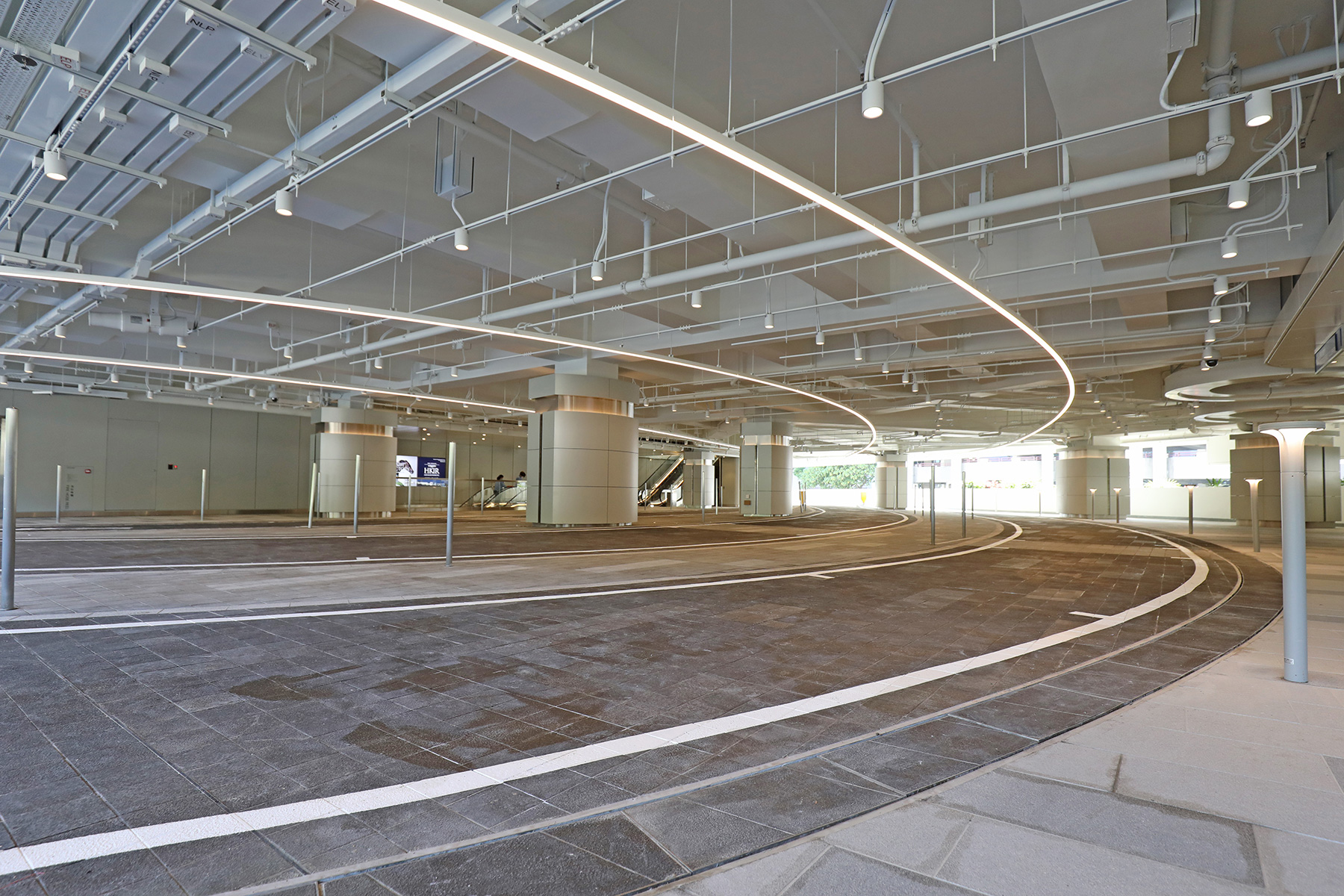 前往會員席之的士可使用新停車場一樓會員專用的士上落客處。