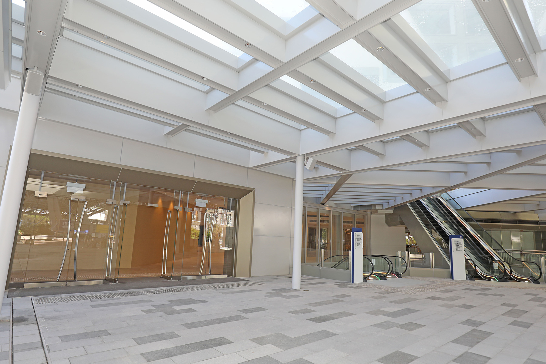 行人天橋末端連接第一座看台二樓的會員專區，空間寬敞。