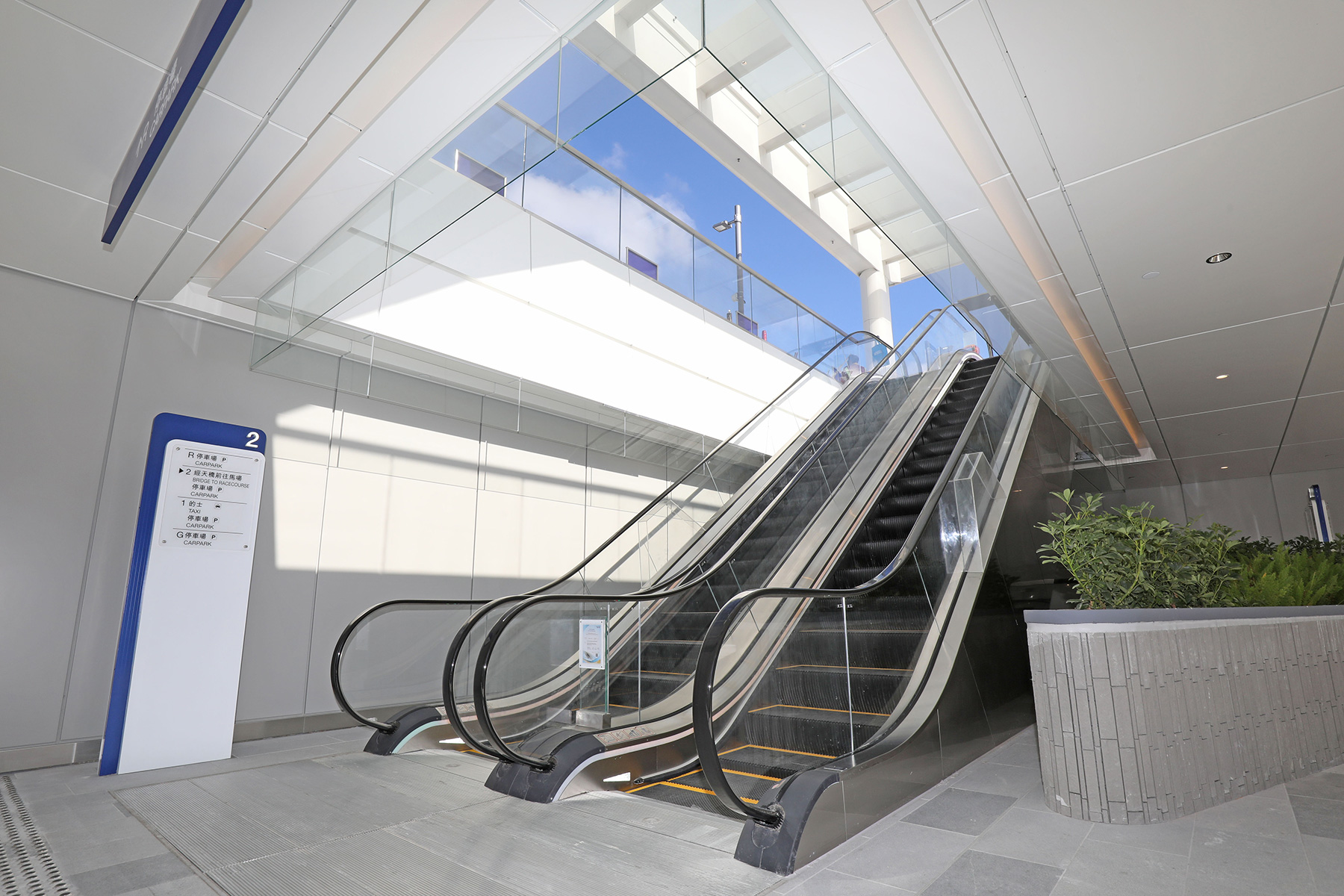 顧客可輕鬆使用新停車場及第一座看台12條全新自動扶手電梯及三部升降機前往沙田馬場各處。