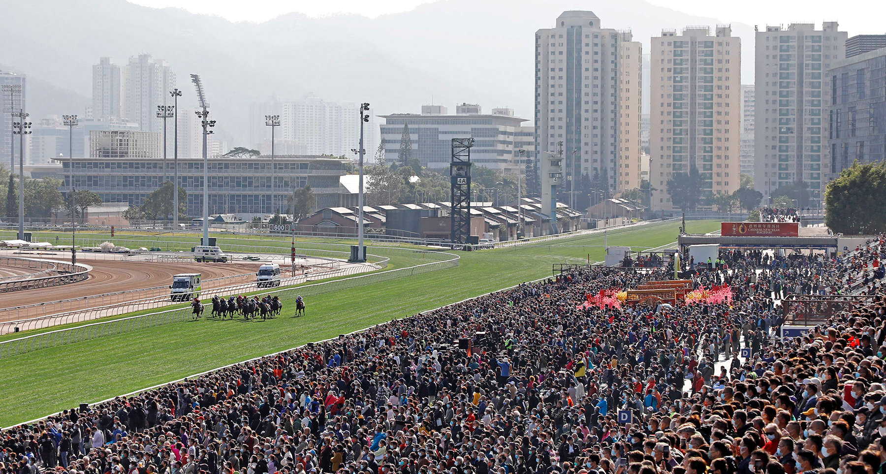 農曆新年賽馬日吸引一眾市民入場觀看賽馬歡度新歲。