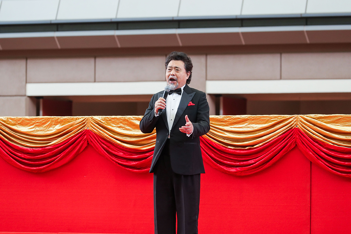 現任上海歌劇院藝術總監暨國際級著名男高音魏松先生，被國際公認為世界最優秀的男高音之一，獻唱經典名曲，並領唱國歌。