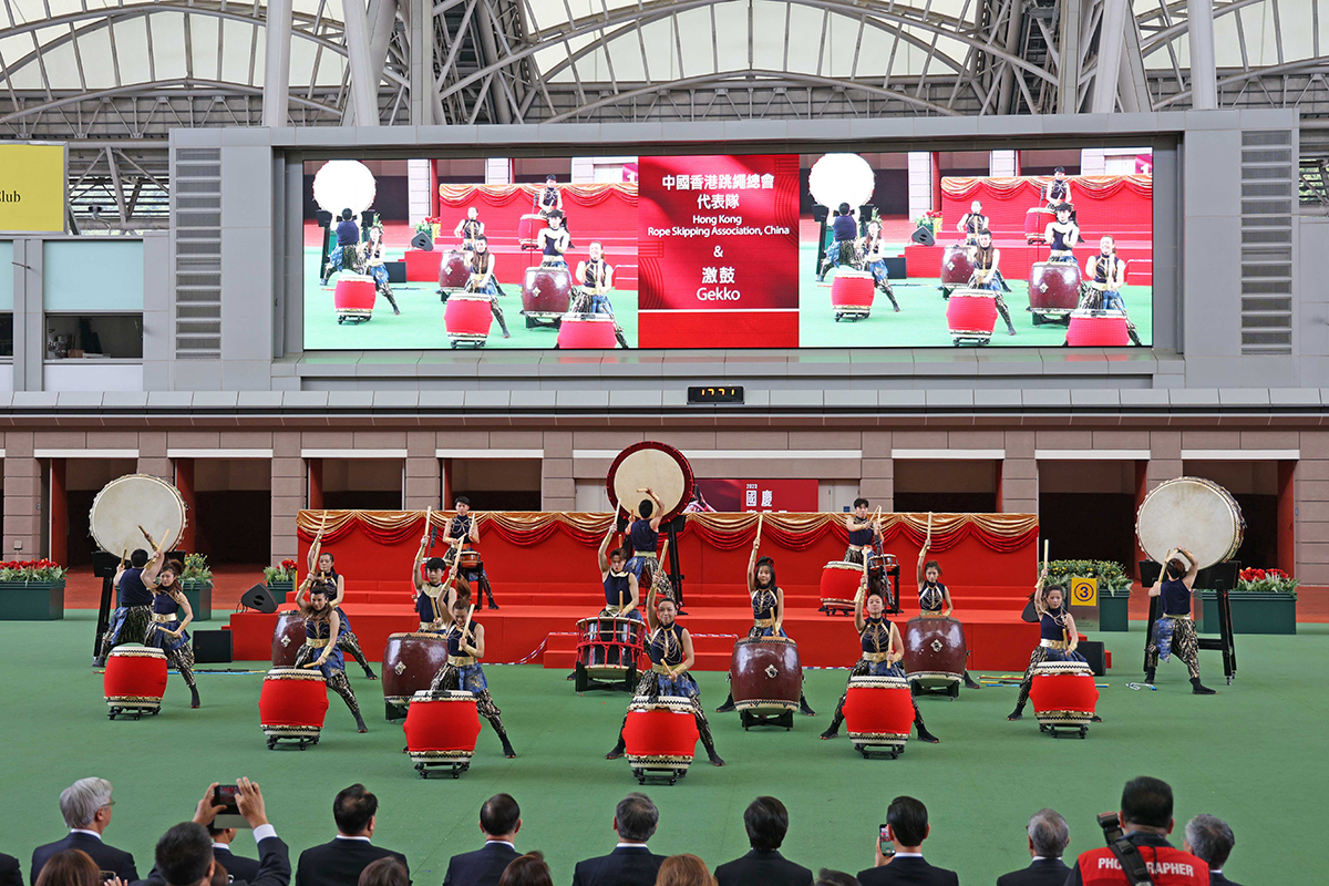 中國香港跳繩總會中國香港代表隊表演大型花式跳繩，及本地著名敲擊樂團「激鼓」演奏慷慨激昂的鼓樂，在國慶賽馬日開幕儀式上帶來賞心悅目的演出。