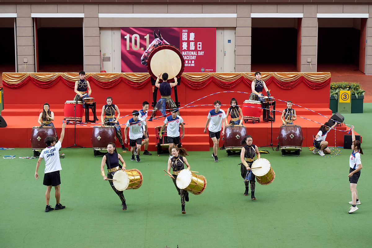 中國香港跳繩總會中國香港代表隊表演大型花式跳繩，及本地著名敲擊樂團「激鼓」演奏慷慨激昂的鼓樂，在國慶賽馬日開幕儀式上帶來賞心悅目的演出。