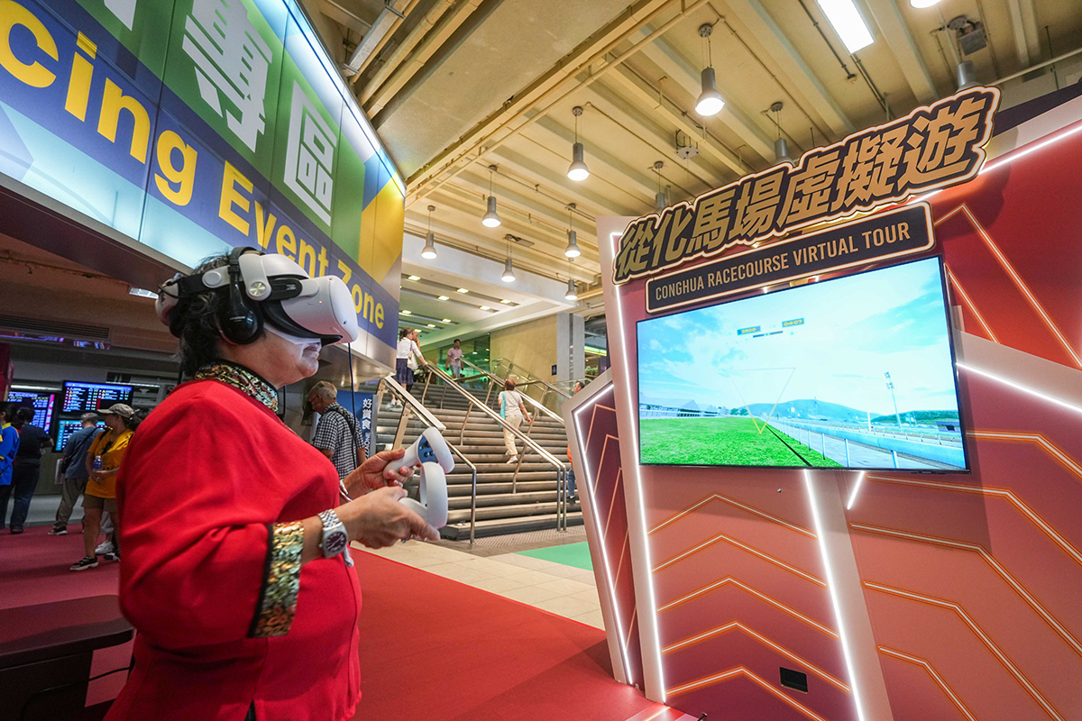入場人士透過VR虛擬遊，由高空俯瞰從化馬場的壯麗景色，並以第一身視覺遊覽世界級馬匹訓練設施。