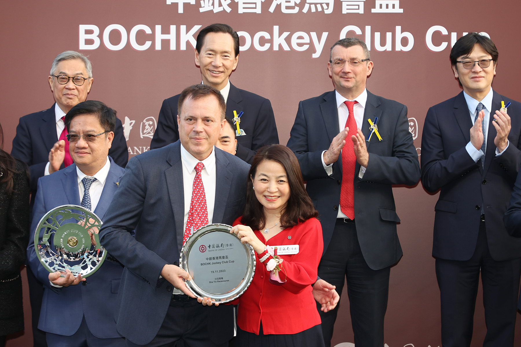 中國銀行(香港)有限公司個人金融及財富管理部總經理盧慧敏頒發紀念銀碟予練馬師方嘉柏。
