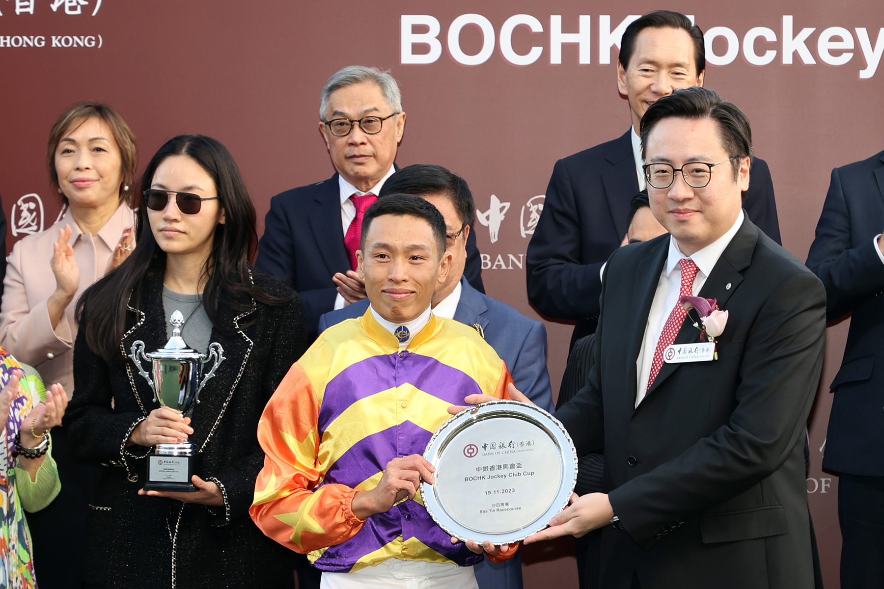 中銀香港個人數字金融產品部副總經理周國昌頒發紀念銀碟予騎師何澤堯 。