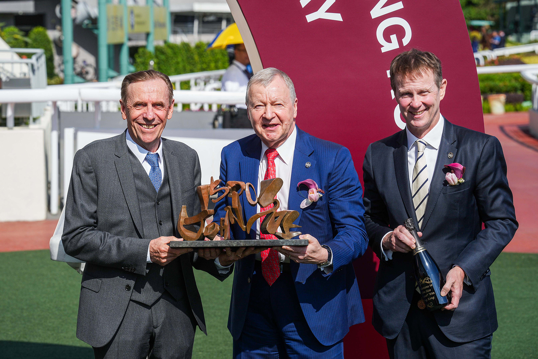 蔡約翰與香港賽馬會行政總裁應家柏及賽馬事務執行總監夏定安一同慶祝他在港贏得第一千五百場頭馬。