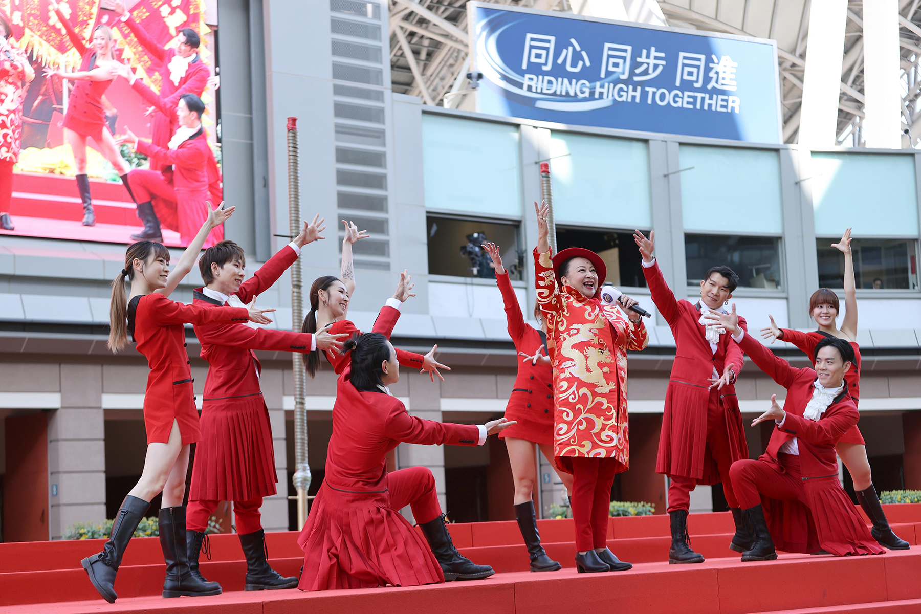 知名藝人胡楓、薛家燕、吳業坤及周吉佩於綜合匯演任表演嘉賓，為現場馬迷獻唱多首金曲。