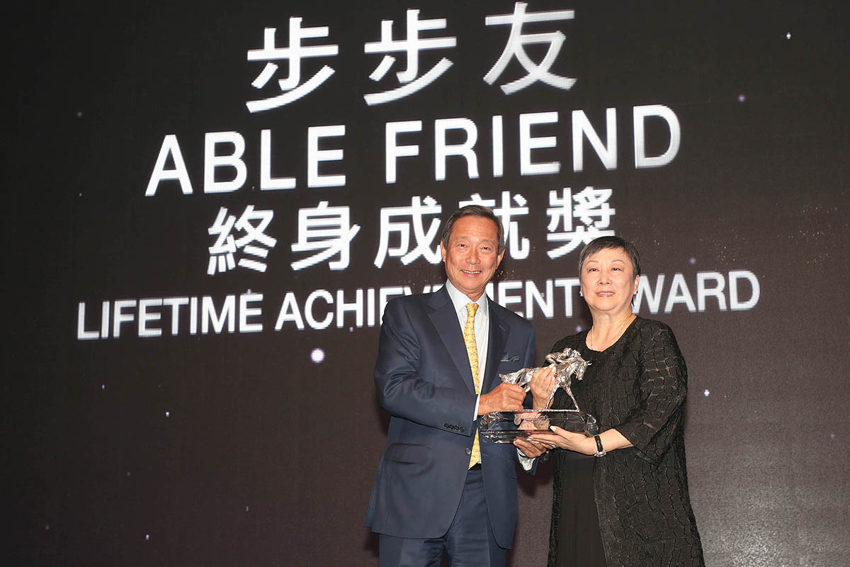Dr. Simon Ip, Chairman of HKJC, presents a Lifetime Achievement Award to Mrs. Tisa Li, owner of Able Friend.