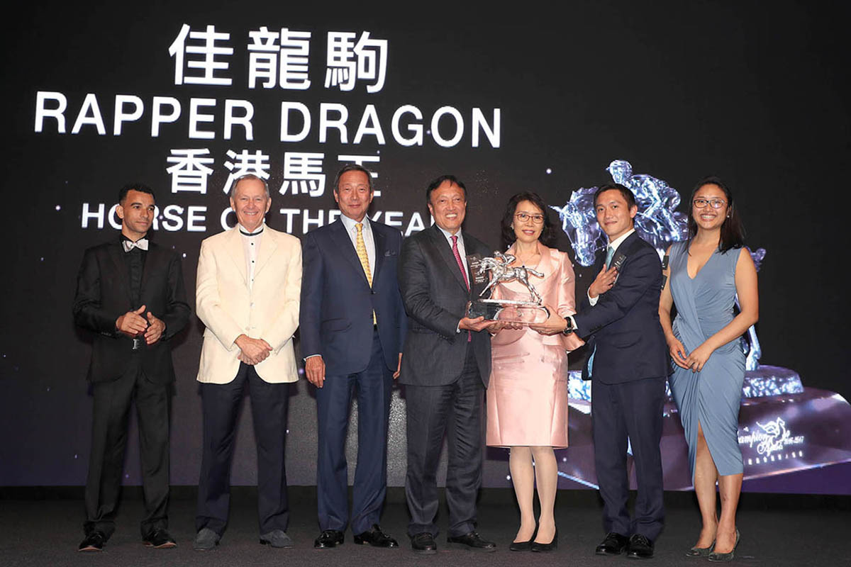 Rapper Dragon is crowned Horse of the Year. Dr. Simon Ip, Chairman of HKJC, presents the trophy to owner Mr. Albert Hung Chao Hong, accompanied by trainer John Moore, jockey Joao Moreira and Mr. Hung’s family. 