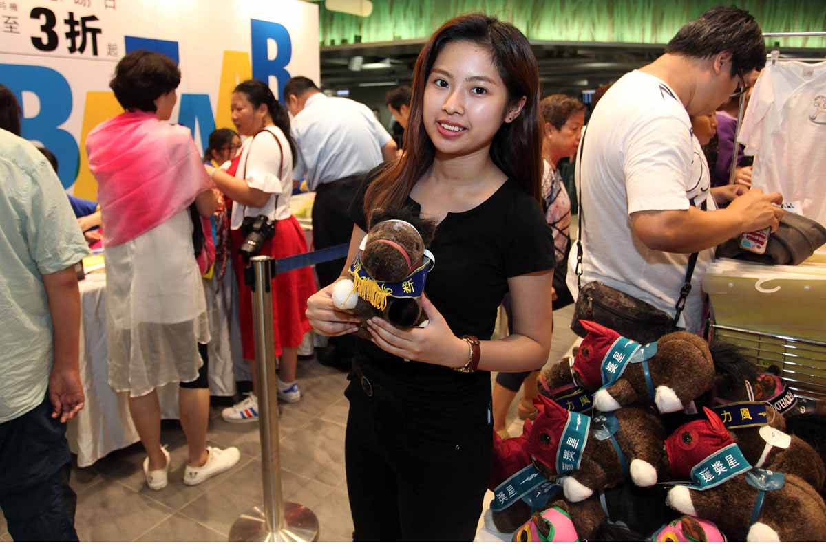 Racegoers seize the opportunity to enjoy discounted bargains of various racing merchandise at the Season Finale Bazaar Sale at Sha Tin Racecourse today.