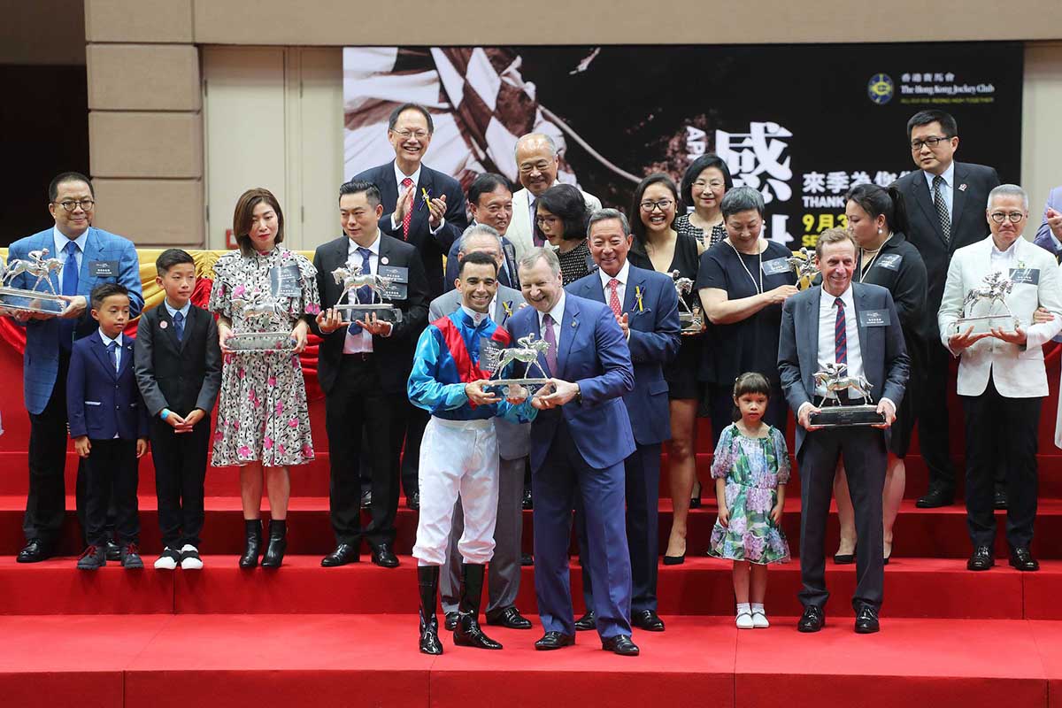Joao Moreira, winner of the Most Popular Jockey Award for the third time, receives his trophy from Club CEO Mr. Winfried Engelbrecht-Bresges.