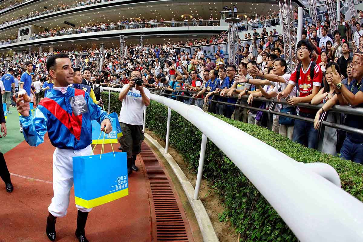 Jockeys hand out gifts to thank all racing fans for their support during the season.